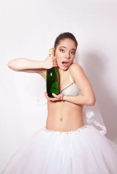 Merry brud med en flaska champagne i handen — Stockfoto