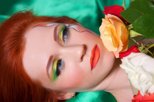 Portret piękna rudowłosa dziewczyna z kwiatami — Zdjęcie stockowe