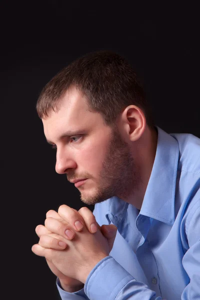 Joven reflexivo con camisa azul —  Fotos de Stock