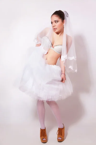 Bruid in een rok, ondergoed en sluier — Stockfoto