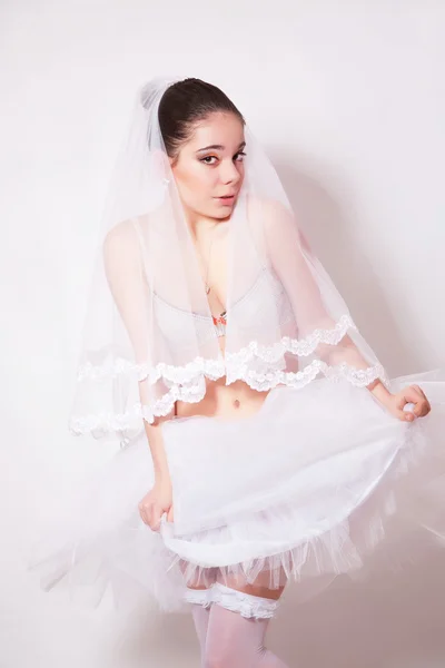 Bruid in een rok, ondergoed en kousen — Stockfoto