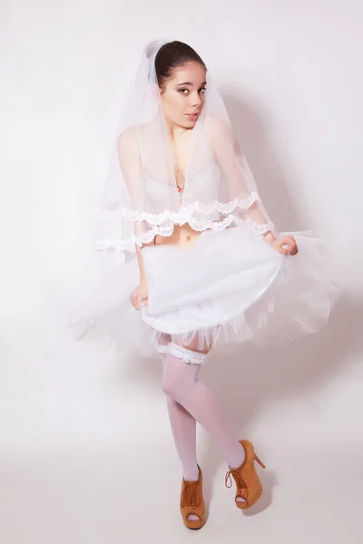 Bruden i en skor, kjol, underkläder och strumpor — Stockfoto