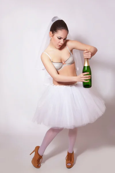 Sposa triste con una bottiglia di champagne in mano — Foto Stock