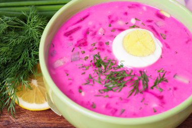 Otlar ve yumurta ile soğuk pancar çorbası