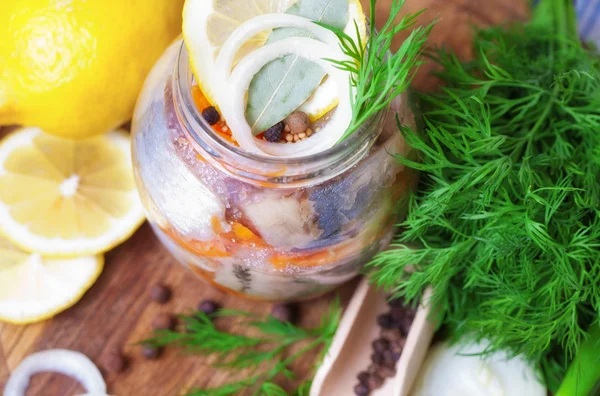 Marinierter Hering im Glas — Stockfoto