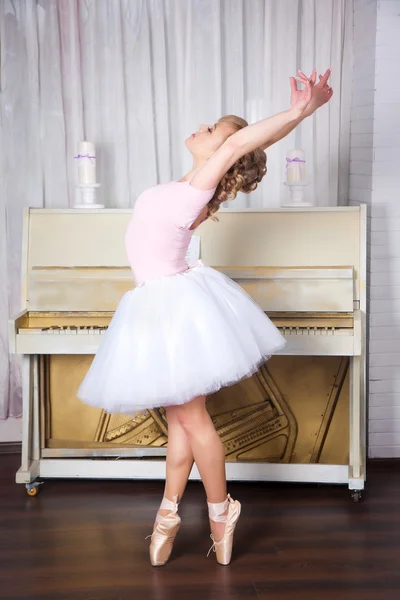 Giovane bella ballerina in posa in studio di danza — Foto Stock