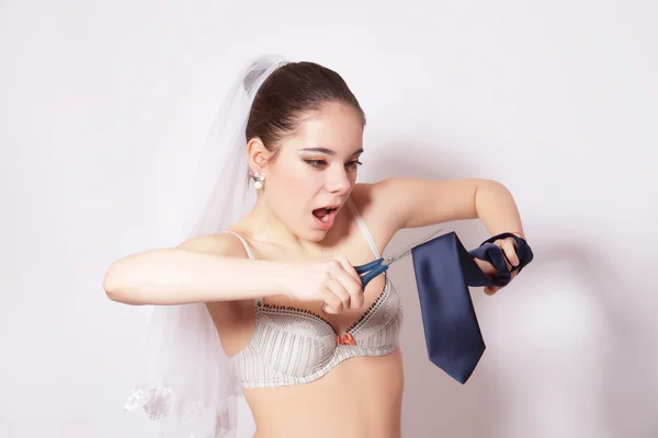 Forbice sposa malvagia una cravatta sposo — Foto Stock