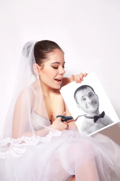 Nevěsta nůžkový fotografii, která ukazuje ženich — Stock fotografie