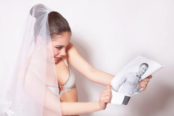 Menyasszony, fátyol megtörni a vőlegény fénykép, szürke háttér — Stock Fotó