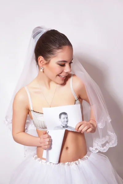 Noiva quebrou uma foto que mostra o noivo — Fotografia de Stock