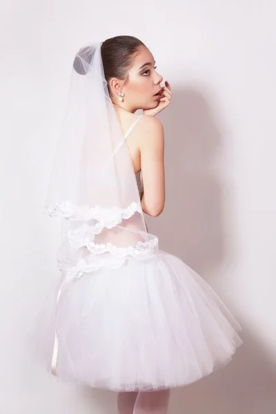 Retrato de uma bela noiva em véu — Fotografia de Stock