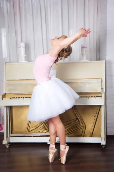 Giovane bella ballerina in posa in studio di danza — Foto Stock