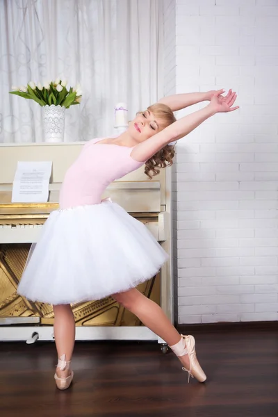 Jovem bela dançarina posando no estúdio de dança — Fotografia de Stock