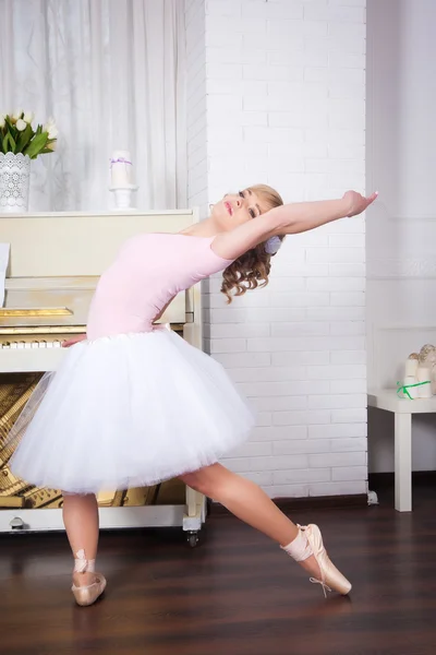 Giovane bella ballerina in posa in studio di danza — Foto Stock