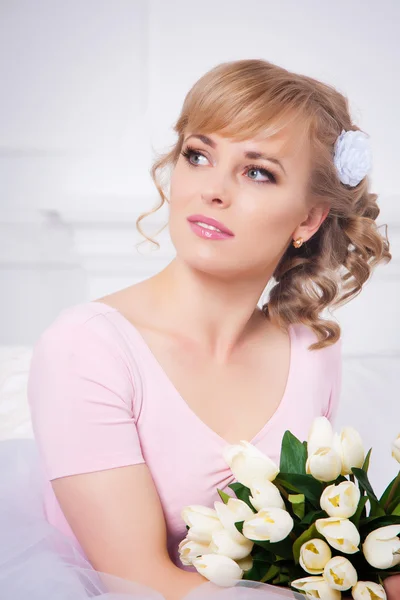 Piękna blond kobieta z bukietem tulipanów — Zdjęcie stockowe