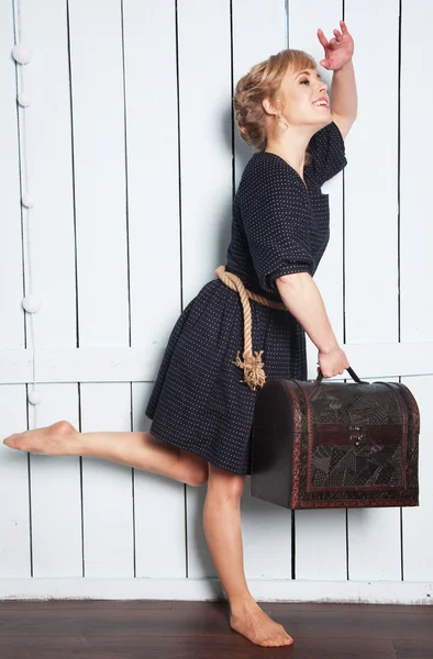 Vacker kvinna med en resväska i handen — Stockfoto
