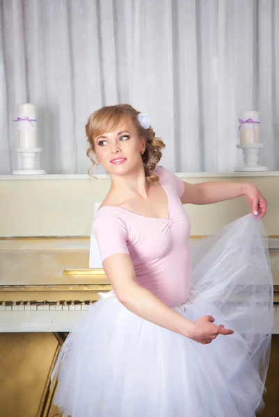 Jeune belle danseuse posant en studio de danse — Photo