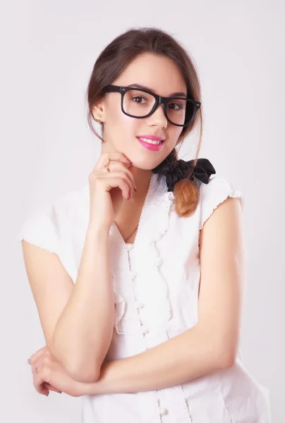 Porträt der schönen brünetten Frau mit Brille — Stockfoto