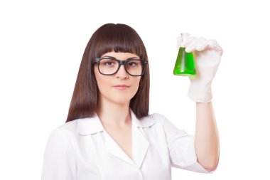 kadın laboratuar işçisi holding flask