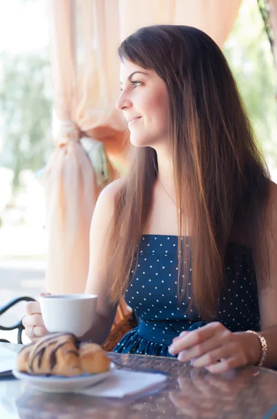 Fincan bir kafede olan güzel kadın