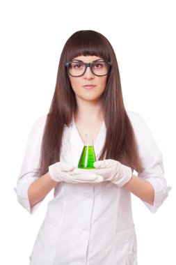 kadın laboratuar işçisi holding flask