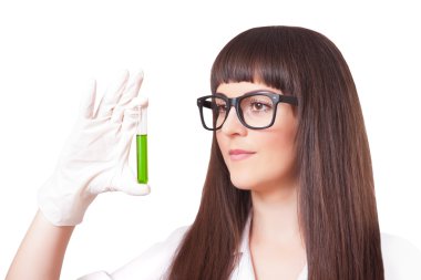 Tüp tutan kadın laboratuar işçisi