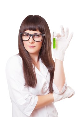 Tüp tutan kadın laboratuar işçisi