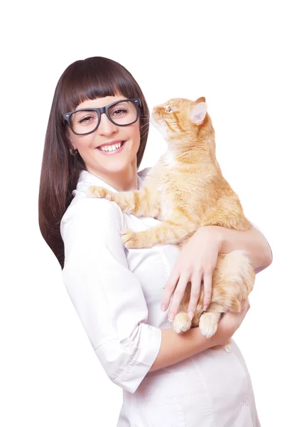 Retrato de uma bela mulher segurando gato vermelho — Fotografia de Stock