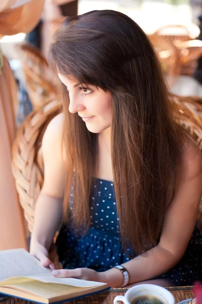 Güzel kadın kafede bir kitap okuma — Stok fotoğraf