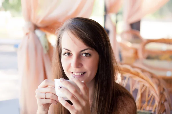 Close-up portrait of a beautiful woman with a cup of coffee — Stock Photo, Image