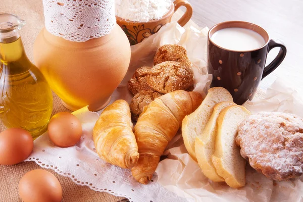 Pâtisseries maison et une tasse de lait — Photo