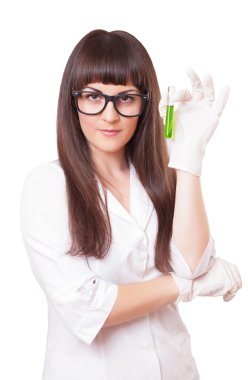 Tüp tutan kadın laboratuar işçisi