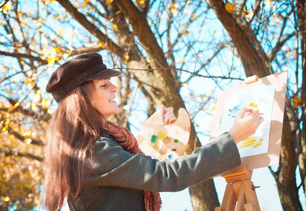 Portrait d'une jeune belle femme avec un pinceau à la main — Photo