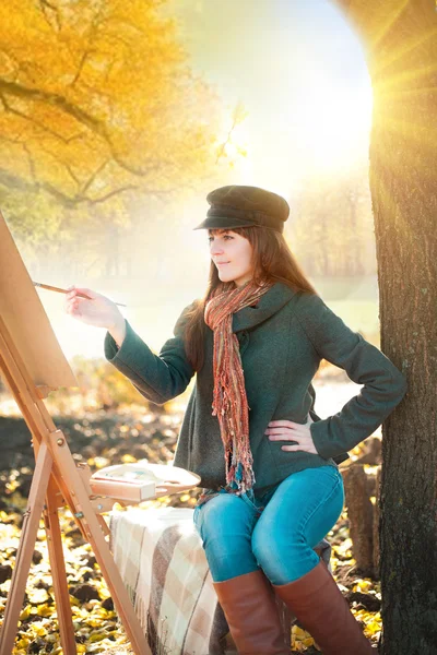The young  woman draws a landscape in nature — Stock Photo, Image