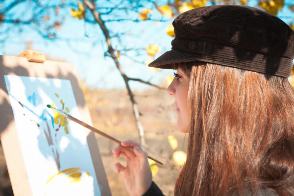 Portret van een jonge mooie vrouw met penseel in haar hand — Stockfoto