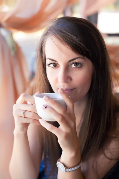 Retrato de cerca de la hermosa mujer con un café —  Fotos de Stock