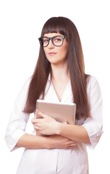 Aantrekkelijke vrouw in een witte laboratoriumjas met tablet pc — Stockfoto
