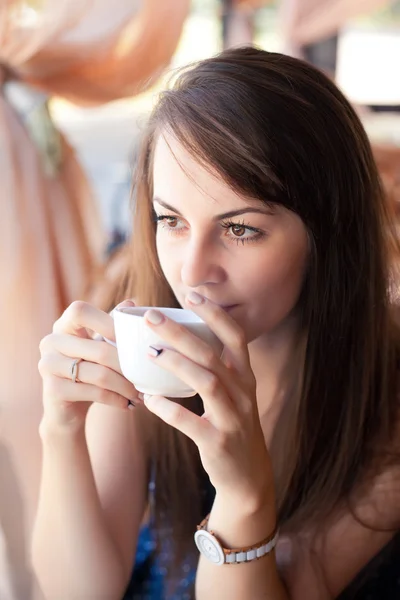 Retrato de cerca de la hermosa mujer con un café —  Fotos de Stock
