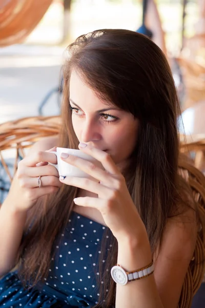 Bir kahve ile güzel bir kadın portresi yakın çekim — Stok fotoğraf