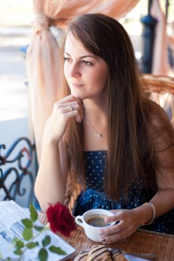Bir kahve ile güzel bir kadın portresi yakın çekim