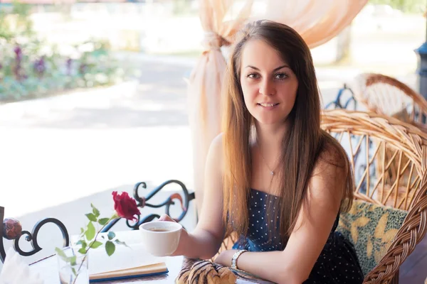 Belle femme lisant un livre au café — Photo