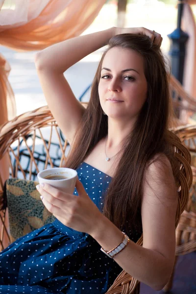 Close-up portret van de mooie vrouw met een kopje koffie — Stockfoto