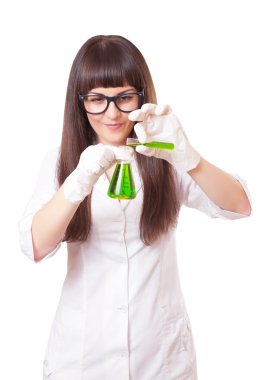 Kadın kimyacı tüp bebek şişesi içinde sıvı dökülen