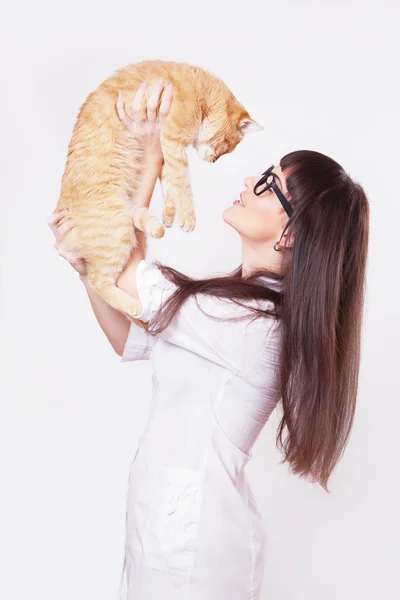 Retrato de uma bela mulher segurando gato vermelho — Fotografia de Stock