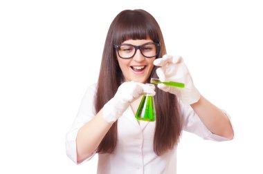 Kadın kimyacı tüp bebek şişesi içinde sıvı dökülen