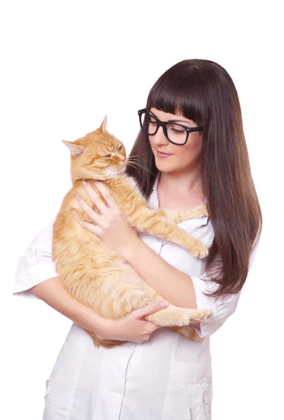 美しい女性保持赤猫の肖像画 — ストック写真