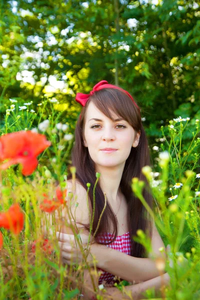 Portrait of a young beautiful woman in nature — Stock Photo, Image