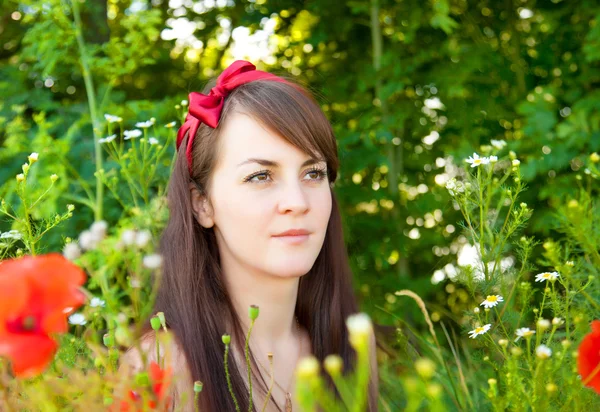 Portrait of a young beautiful woman in nature — Stock Photo, Image