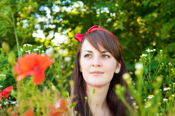 Portrait of a young beautiful woman in nature — Stock Photo, Image