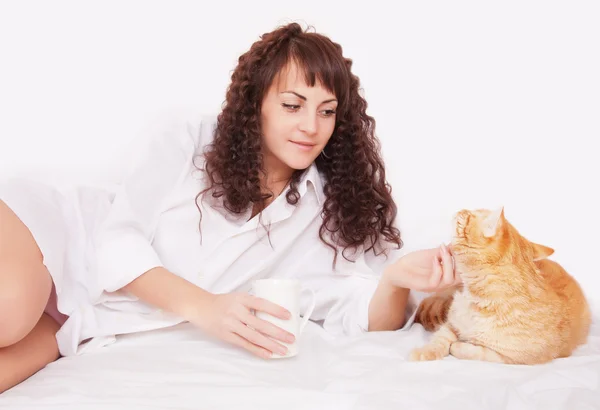 Dívka s šálkem kávy a červená kočka — Stock fotografie